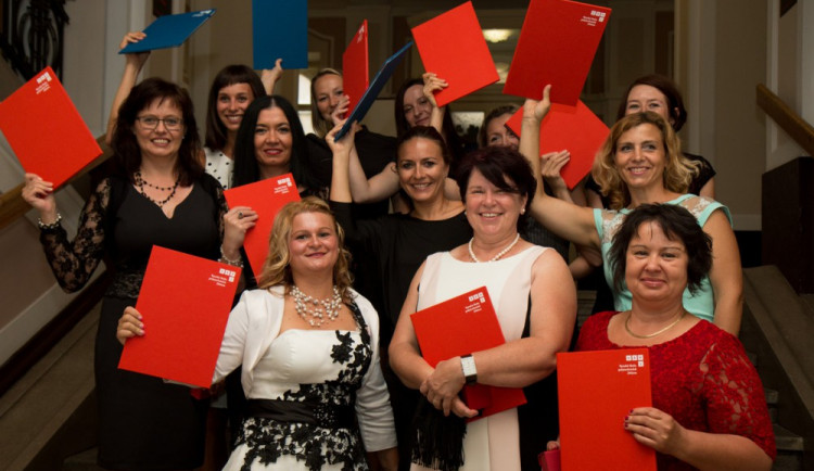 Na VŠPJ promovaly první absolventky studijního programu Komunitní péče v porodní asistenci