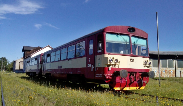 Děti při jízdě motoráčkem zabaví hrajvedoucí