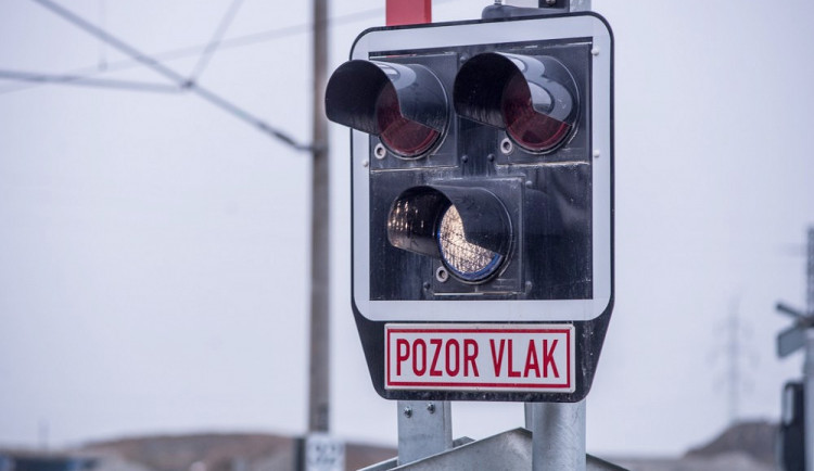 V Táboře se srazil vlak s dodávkou. Její řidič vjel na železniční přejezd zřejmě na červenou