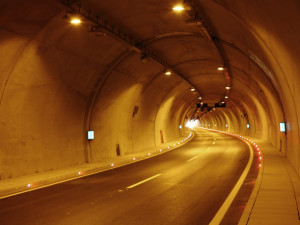 Jsou tunely pro řidiče nebezpečné? Pětina řidičů při jejich průjezdu zápasí s úzkostí