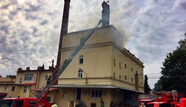 Hasiči likvidovali požár v pivovaru Poutník, škoda se vyšplhala na 750 tisíc korun