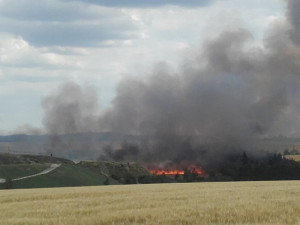 FOTO + VIDEO: V Henčově hořelo pole za skládkou. Požár způsobila jiskra od kombajnu
