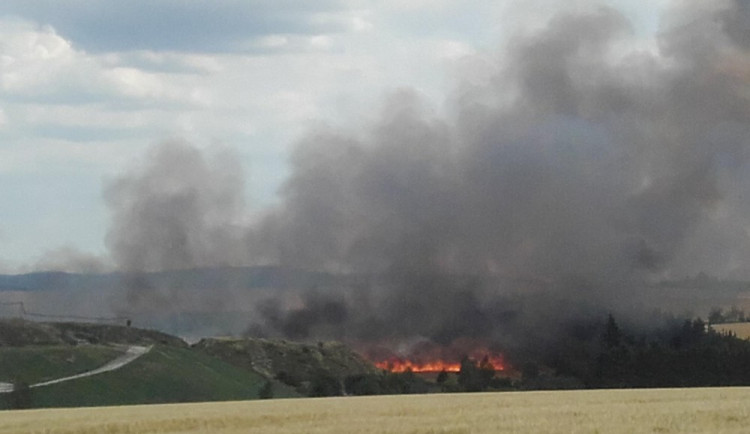 V Henčově hořelo pole za skládkou. Oheň způsobila jiskra od kombajnu