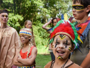 FOTO: Na táboře u Rohozné na Jihlavsku děti poznávají život severoamerických Indiánů