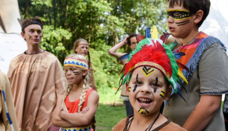 Na táboře u Rohozné na Jihlavsku děti poznávají život severoamerických Indiánů