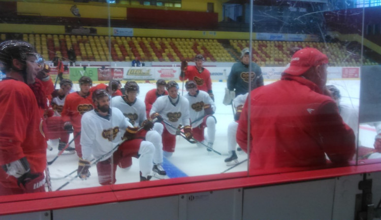 FOTO: Extraligová Dukla Jihlava v pondělí ráno vyjela poprvé na led