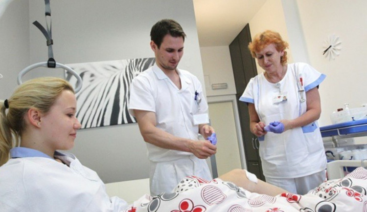 Zdravotní sestry dostanou přidáno o dva tisíce korun. Na Vysočině si polepší 1600 lidí