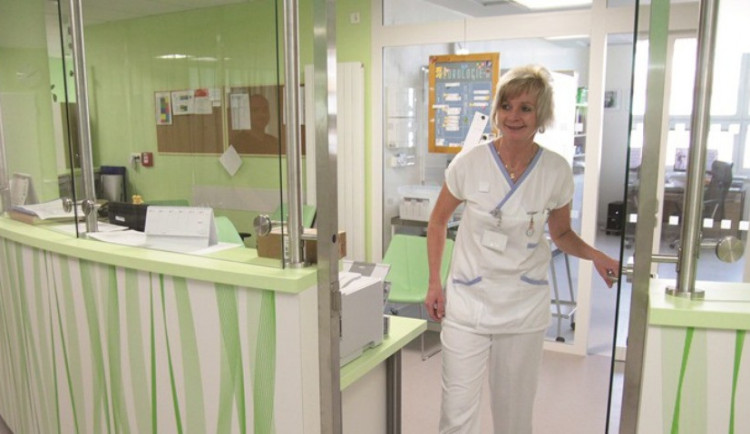 FOTO: Opravy interního pavilonu v jihlavské nemocnici jsou v polovině. Pomáhá i sací bagr