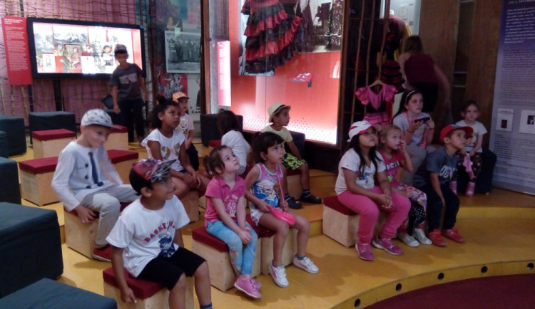 Děti a rodiče z jihlavského charitního Klubíčka poznávali v Brně svůj původ