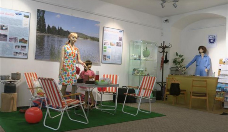 Vázání uzlů nebo vyplnění žádosti o výjezdní doložku nabízí výstava v jihlavském muzeu