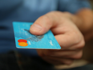 Ve vlacích Českých drah si budeme moci koupit jízdenku přes platební kartu