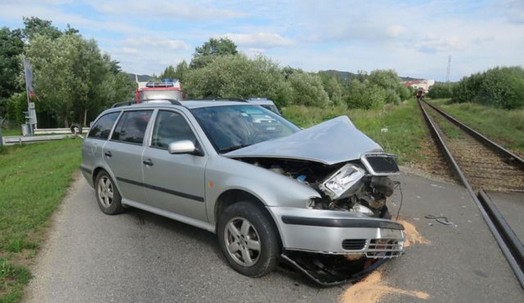 Na přejezdu v Písku se srazil vlak s autem
