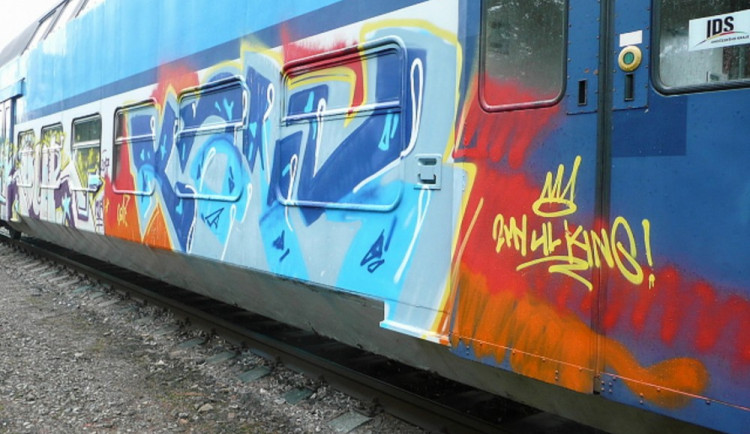 Vandal posprejoval odstavený vagón ve stanici Rybník u Dolního Dvořiště