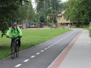 Lidé v Jihlavě mohou využívat nový úsek cyklostezky. Přinesl také nová parkovací místa