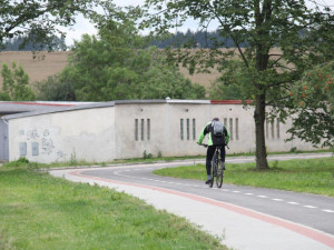 Lidé v Jihlavě mohou využívat nový úsek cyklostezky. Přinesl také nová parkovací místa