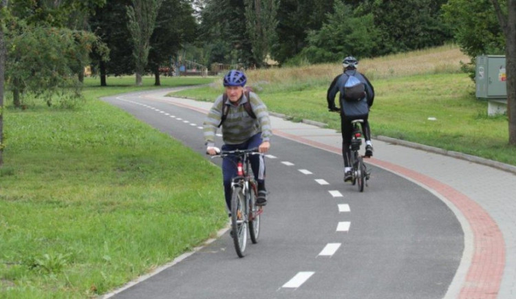 Lidé v Jihlavě mohou využívat nový úsek cyklostezky. Přinesl také nová parkovací místa