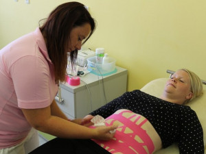 Jihlavská nemocnice nabízí tejpování. Uleví nastávajícím maminkám i ženám po porodu