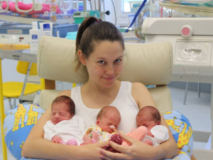 FOTO: Jihlavská nemocnice se po pěti letech stará o trojčata. Holčičky se mají čile k světu