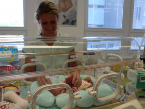 Jihlavská nemocnice se po pěti letech stará o trojčata. Holčičky se mají čile k světu