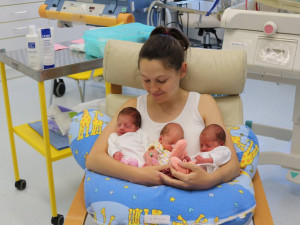 Jihlavská nemocnice se po pěti letech stará o trojčata. Holčičky se mají čile k světu