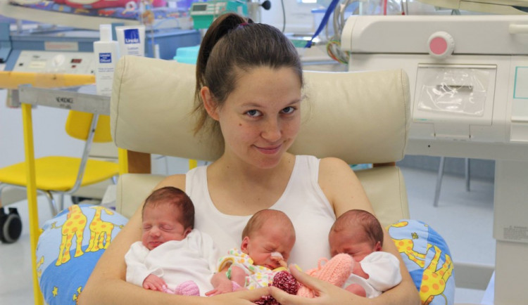 Jihlavská nemocnice se po pěti letech stará o trojčata. Tři holčičky se mají čile k světu