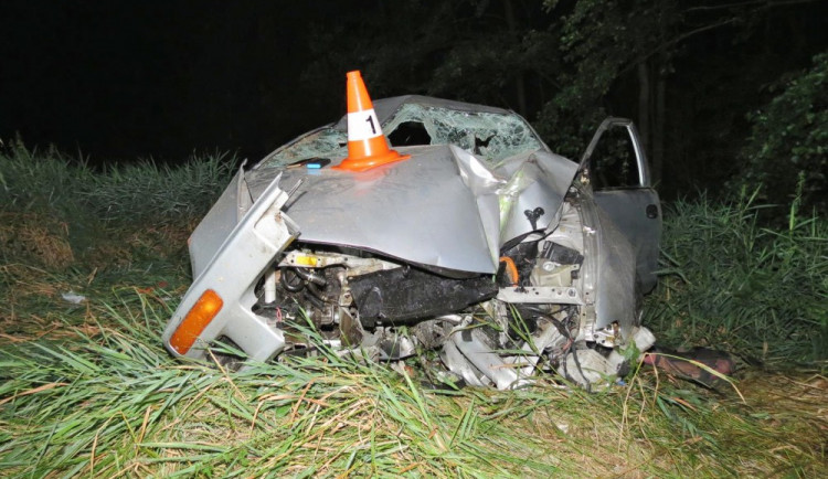 Usedl za volant bez řidičáku, ale s alkoholem. S autem bez technické a pojištění havaroval