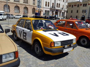 FOTO: Masarykovo náměstí ožilo v rámci Jízdy medvěda Brtníka historickými auty