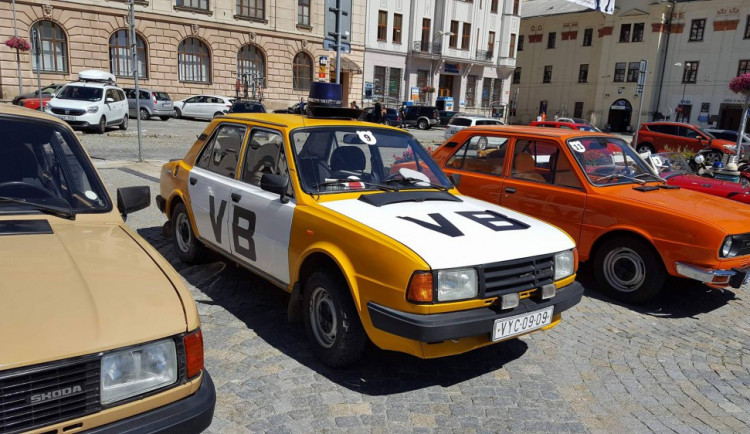 Masarykovo náměstí ožilo v rámci Jízdy medvěda Brtníka historickými auty