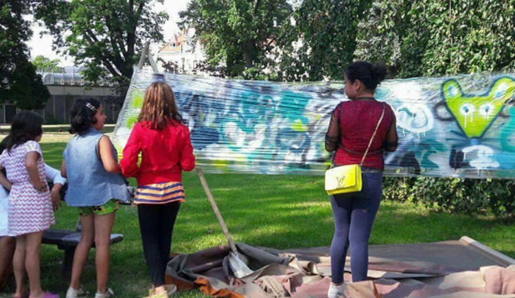 Besedy, netradiční hry nebo hudební projekce. Jihlavský Vrakbar pořádal akci Léto bez koruny