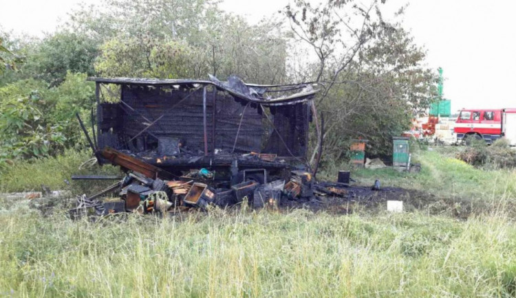 Tři jednotky hasičů likvidovaly požár včelínu v Rudě. Škoda je padesát tisíc korun