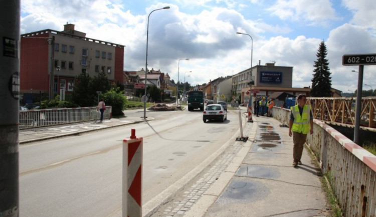 Velké Meziříčí: Lidé si krátí cestu přes staveniště. Riskují tím ovšem zdraví i život