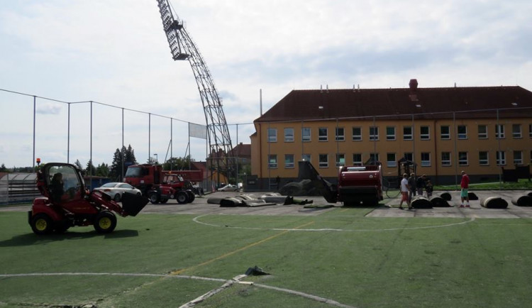 Konec výmolů na umělé trávě na "Rošárně". V úterý se rozběhla její kompletní rekonstrukce