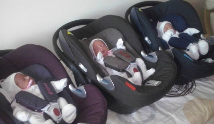 FOTO: Trojčata z jihlavské nemocnice jdou po třiceti dnech domů. Jsou téměř o kilo těžší