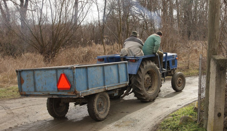 Spolujezdec vypadl z traktoru, který ho následně přejel. Muž na místě zemřel