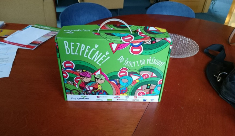 Prvňáčky potěší kufřík s Igráčky, omalovánkami, pastelkami nebo zdravým mlsáním