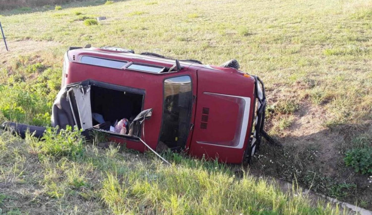 Těžce zraněnému řidiči pomohl defibrilátor. Do nemocnice ho transportoval vrtulník