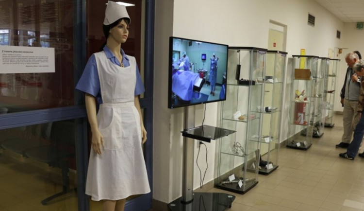 FOTO: V jihlavské nemocnici vystavují staré stříkačky nebo třeba dobově oblečenou sestřičku