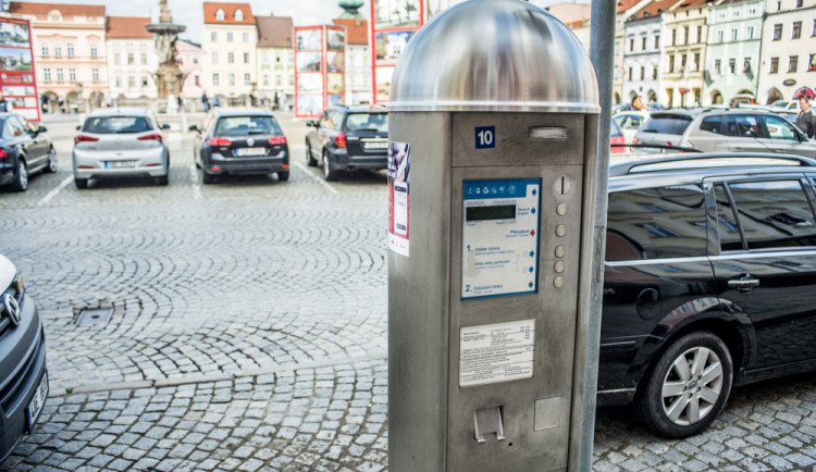 Nové parkovací automaty umožní zaplatit i kartou