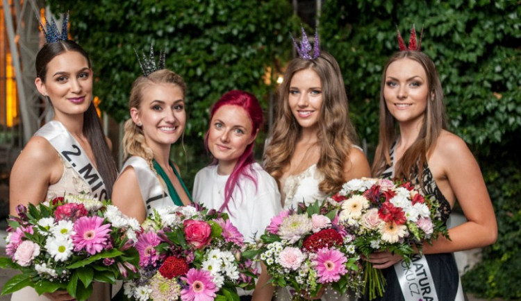 Zleva Aneta Nováková (2. místo), Lucie Šlezingrová (současná vítězka), Martina Matoušková (končící ředitelka soutěže), Dominika Rozmajzlová (3. místo) a Štěpánka Vaňková (Maturantka Sympatie) 