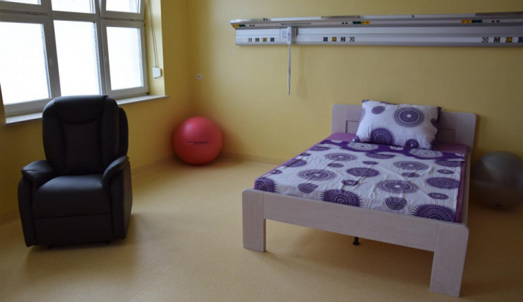 FOTO: Brodská nemocnice zrekonstruovala porodní sály. Již brzy poslouží maminkám