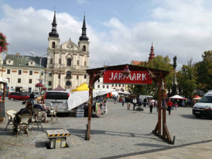 FOTO: Na jihlavském náměstí dnes zavoněly farmářské výrobky a zahrála dechovka