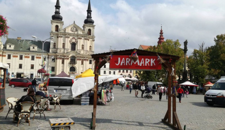 Na jihlavském náměstí dnes zavoněly farmářské výrobky a zahrála dechovka