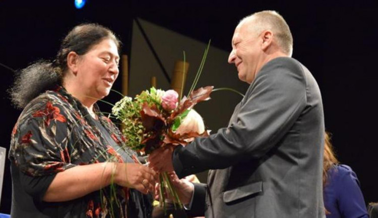 Ruth Šormová přebírá gratulaci od náměstka hejtmana Kraje Vysočina Pavla Fraňka