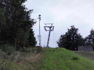 Zatím neznámý vandal přepůlil lano u vleku na Šacberku. Sezonu by to nemělo ohrozit