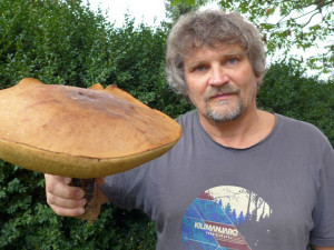 Zdeněk Rafaj z Humpolce našel rekordního křemenáče. Obvod klobouku je téměř jeden metr