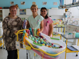 Novorozencům v nemocnici pomáhají chobotničky. Díky nim lépe prospívají