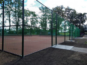 Lidé v Heleníně mohou využívat nové hřiště. Třeba na malou kopanou, tenis nebo volejbal