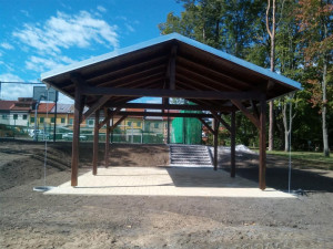 Lidé v Heleníně mohou využívat nové hřiště. Třeba na malou kopanou, tenis nebo volejbal