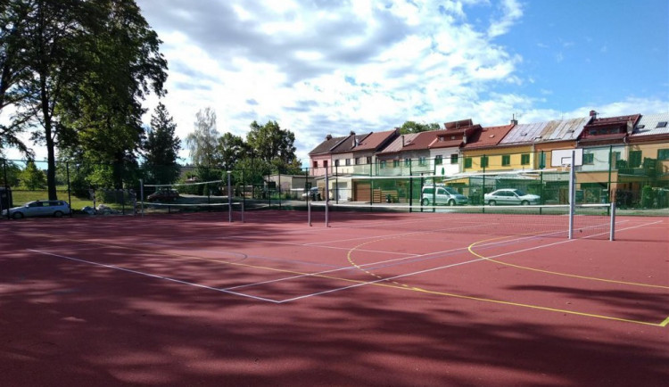 Lidé v Heleníně mohou využívat nové hřiště. Třeba na malou kopanou, tenis nebo volejbal