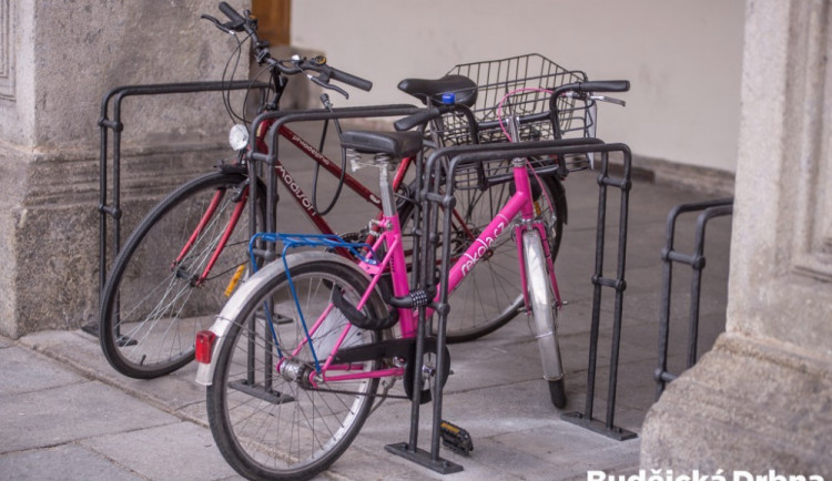 Cyklisté v Budějcích mají k dispozici čtyři nové kolostavy.  A přibydou ještě další tři